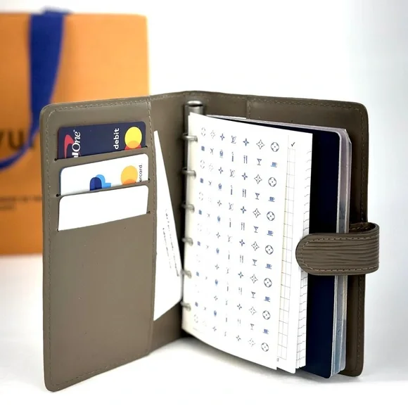 🌎 Louis Vuitton Passpoet Agenda Wallet - Picture 8 of 13